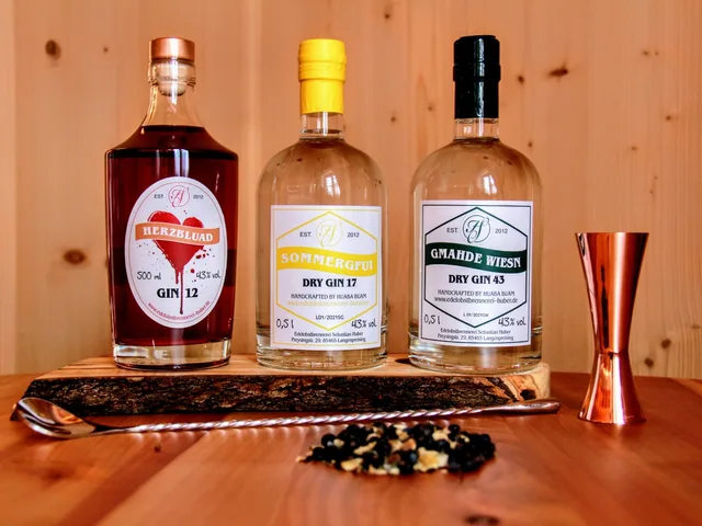 Drei Gin-Flaschen der Brennerei Huber