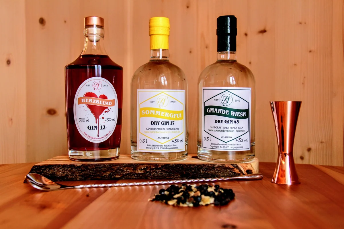 Drei Gin-Flaschen der Edelobstbrennerei Huber